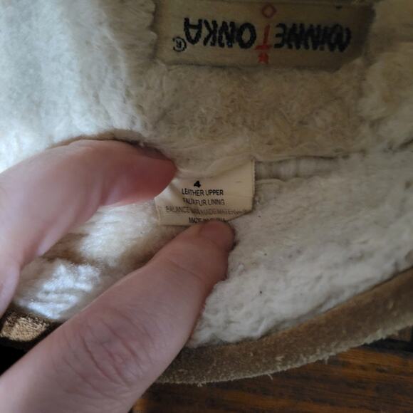 Minnetonka Girls size 4 Faux Fur Leather Slippers - Picture 8 of 8